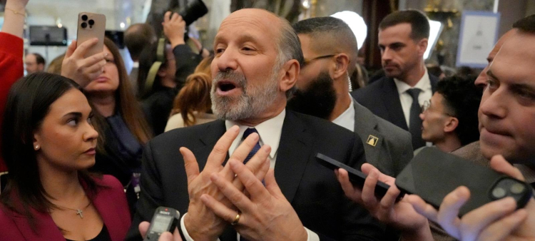 El secretario de Comercio, Howard Lutnick, habla con reporteros después del discurso del presidente Donald Trump ante una sesión conjunta del Congreso en el Capitolio, en Washington, el martes 4 de marzo de 2025.