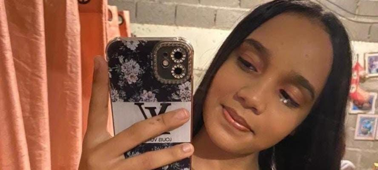 Mayelisa Castillo, de 20 años, habría sido asesinada en frente de la menor, por su expareja Wilson Lantigua.
