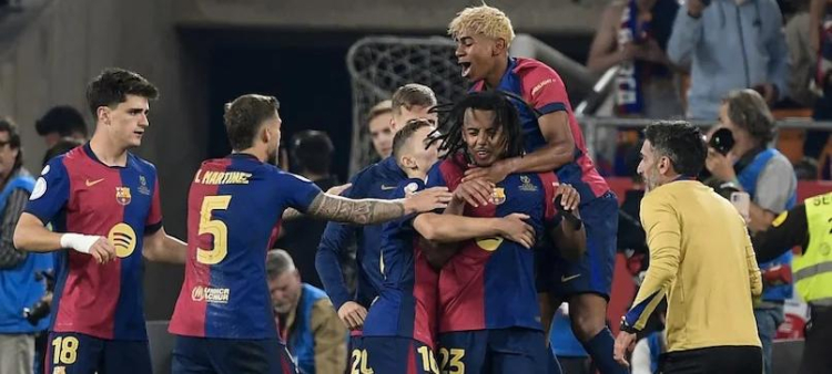 Jugadores del Barcelona festejan la conquista de la Copa del Rey tras derrotar 3-2 al Madrid.