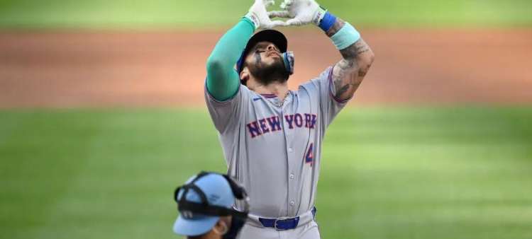 Francisco Alvarez al momento de arribar al pentàgono luego de conecta su jonrón de dos vueltas.