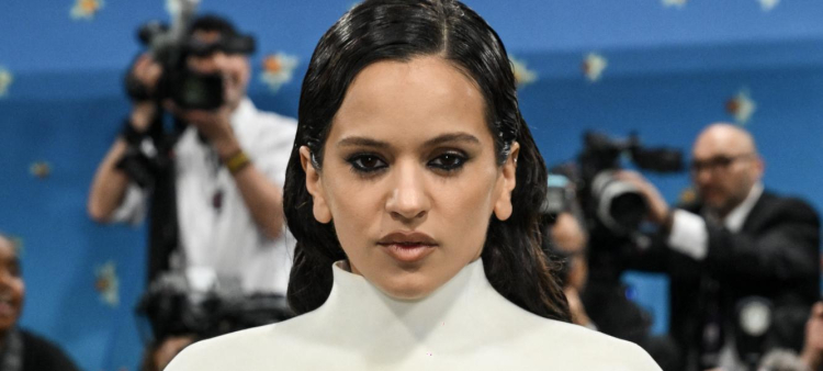 La cantante española Rosalía en la Met Gala 2025 en el Museo Metropolitano de Arte el 5 de mayo de 2025, en Nueva York.