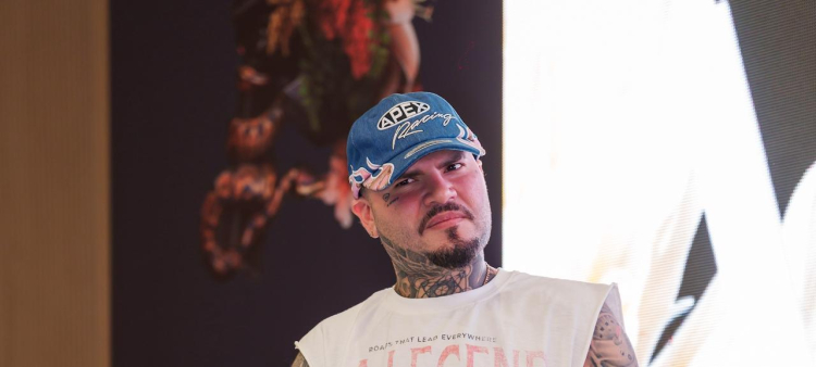 Farruko en la conferencia previo a los Premios Heat en Medellín Colombia