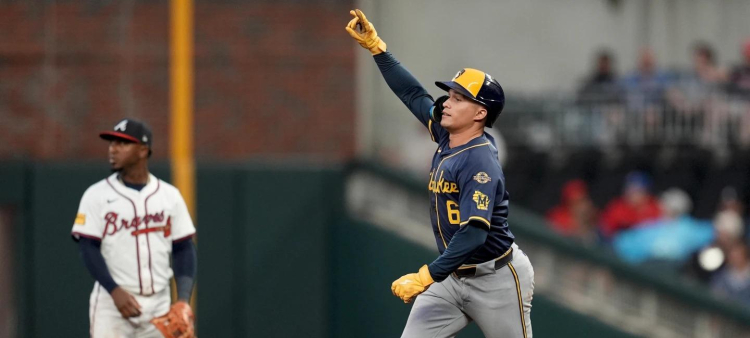 Isaac Collins recorre las almohadillas tras su cuadrangular en el partido contra los Bravos.