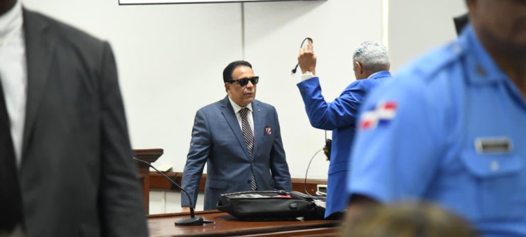 Alexis Medina Sánchez mientras esperaba la decisión de las juezas que sentenciaron su caso, en un proceso de lectura de dispositivo motivado que comenzó el miércoles 13 de agosto y terminó el jueves 14 en horas de la madrugada