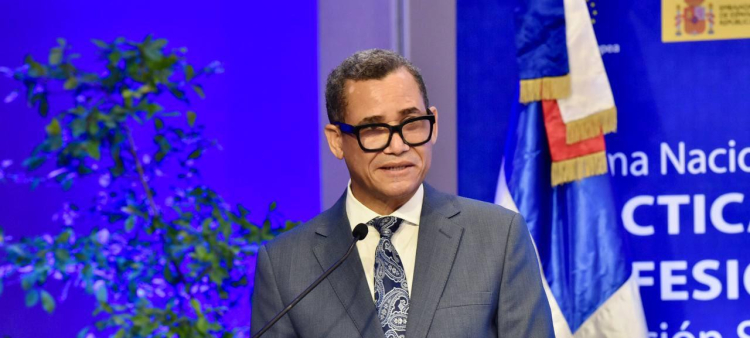 Eddy Olivares, ministro de Trabajo, habla en el lanzamiento de la Normativa de Práctivas y  Pasantías Profesionales en la Educación Superior.