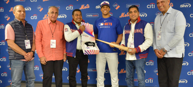 Juan Soto, jardinero de los Mets de Nueva York, junto a Garibaldy Bautista, Luisín Mejía, José Monegro, Kelvin Cruz y Jesús Vásquez.