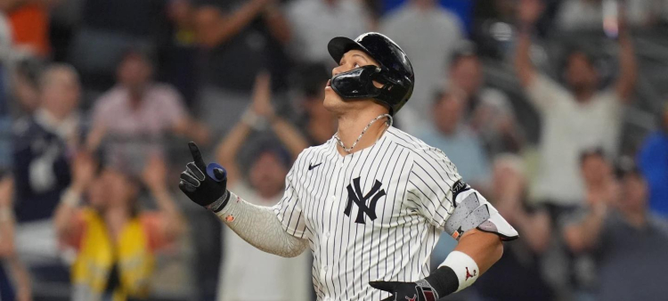 Aaron Judge mira hacia el cielo tras conectar su jonrón 52 de la temporada.