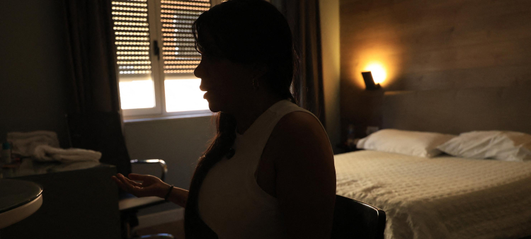 María (nombre ficticio), víctima de trata sexual procedente de Latinoamérica, habla durante una entrevista con AFP en Tirana el 1 de agosto de 2025. Tras pasar siete meses en prisión y ser liberada, ella y otras víctimas se encuentran alojadas en un albergue del centro Vatra, que apoya a sobrevivientes de violencia, mientras esperan la liberación de sus pasaportes, bloqueados por la policía, para poder salir del país. Albania se ha convertido cada vez más en un destino para grupos criminales que trafican con mujeres de Latinoamérica, África y China, en un país donde la prostitución está oficialmente prohibida.