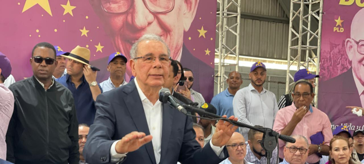 Expresidente Danilo Medina, durante encuentro con peledeístas en Santiago.