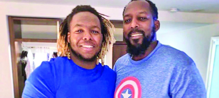 Vladdy Guerrero Jr y Vladimir Guerrero Padre en uno de los tantos momentos en qeu han compartido juntos.