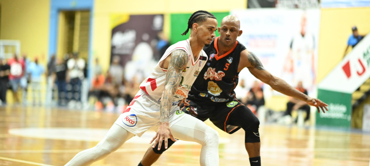 Anderson García, del San Sebastian, es defendido por Oneil Espinal, del Jose Horacio Rodríguez.