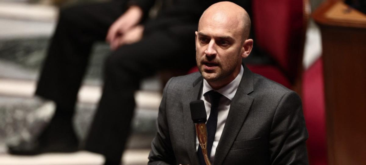 El ministro Jean-Noel Barrot discursando en el parlamento frances.