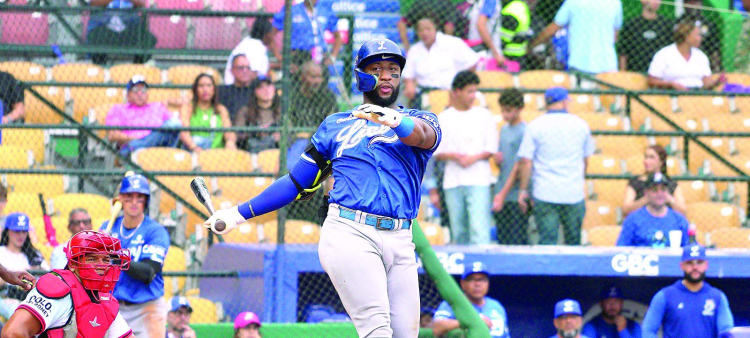 Mel Rojas Jr., del Licey, realiza un swing en el partido del domingo frente a los Leones del Escogido en el torneo de béisbol otoño-invernal.