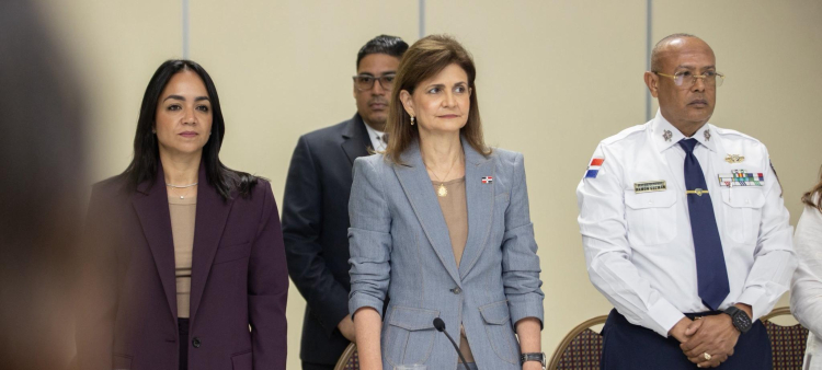 La ministra de Interior y Policía, Faride Raful, la vicepresidenta Raquel Peña y el director de la Policía Nacional, mayor general Ramón Antonio Guzmán Peralta.