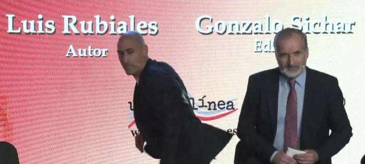 Luis Rubiales fue atacado con huevos por su tío.