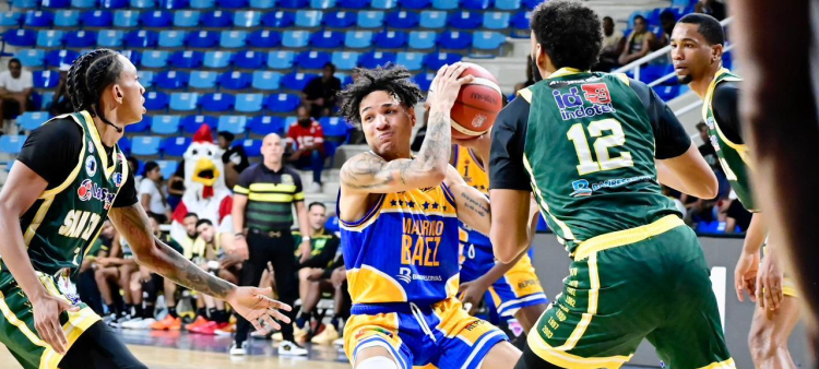 Richard Bautista, del club Mauricio Báez, es marcado por Juan Guerrero, de San Carlos.