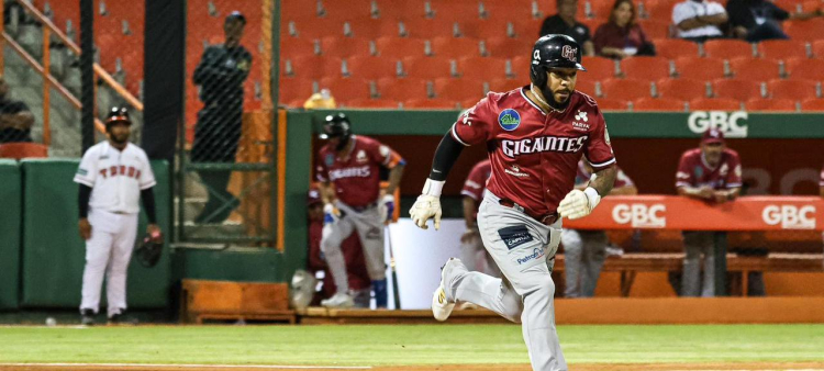 Leury García inicia su recorrido hacia la inicial luego de conectar el batazo que definió el éxito de los Gigantes.