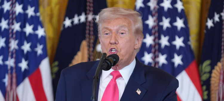 El presidente Donald Trump pronuncia un discurso durante un evento sobre el sistema de acogimiento familiar en el Salón Este de la Casa Blanca, el jueves 13 de noviembre de 2025, en Washington.