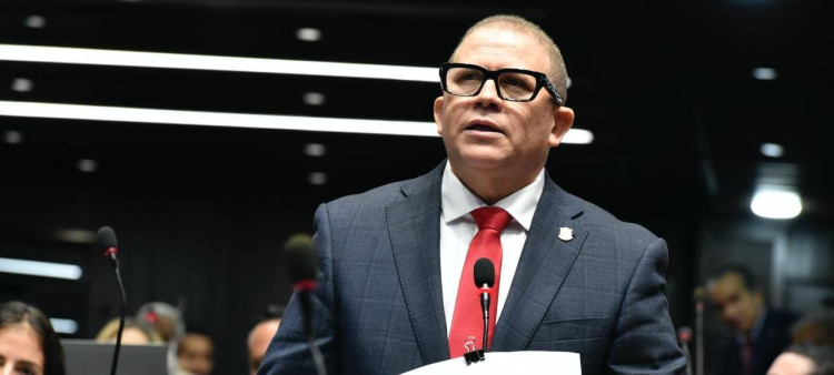 El vocero de la bancada del Partido de la Fuerza del Pueblo, Rafael Castillo.