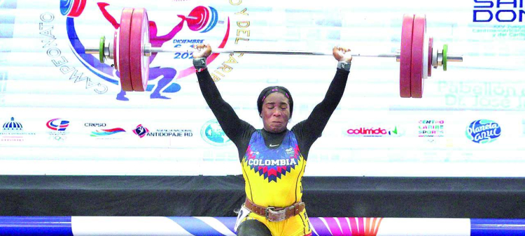 Marìa Mena al momento de realizar su alzada en los 77 kilogramos del campeonato de pesas