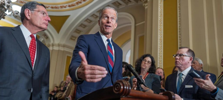 El líder de la mayoría republicana en el Senado John Thune, con el senador republicano John Barrasso a la izquierda, en el Congreso en Washington el 9 de diciembre del 2025.