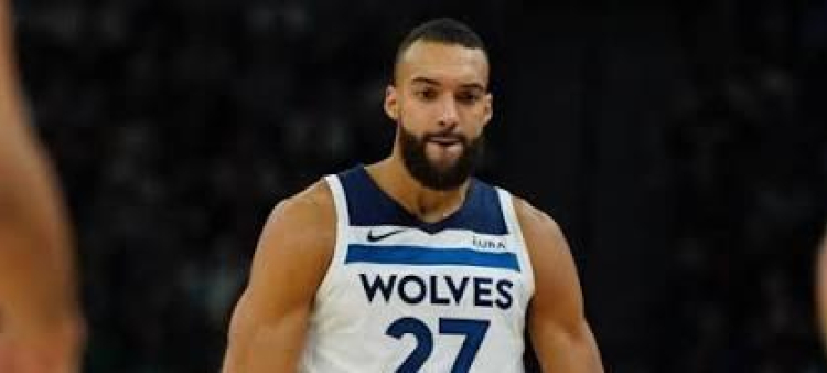 Rudy Gobert reacciona luego de anotar dos puntos en la victoria de los Wolves sobre los Warriors,
