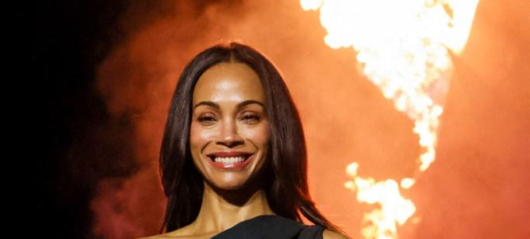 Zoe Saldaña asiste al estreno mundial de "Avatar: Fire and Ash" de 20th Century Studios en The Dolby Theatre en Hollywood, California, el 1 de diciembre de 2025.