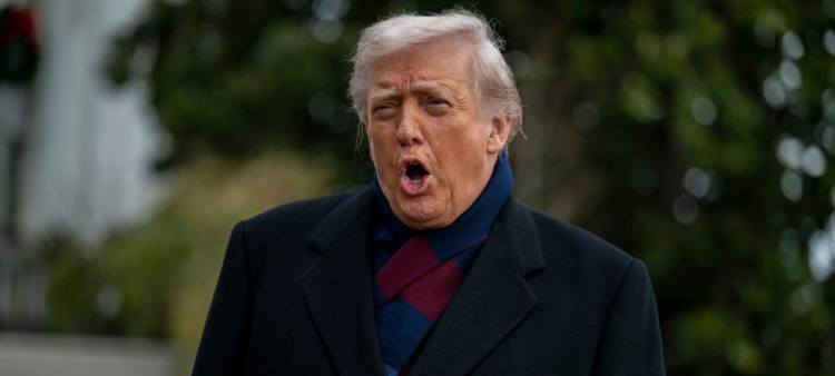 El presidente de Estados Unidos, Donald Trump, habla con miembros de la prensa antes de abordar el Marine One desde el jardín sur de la Casa Blanca en Washington, DC, el 13 de diciembre de 2025.