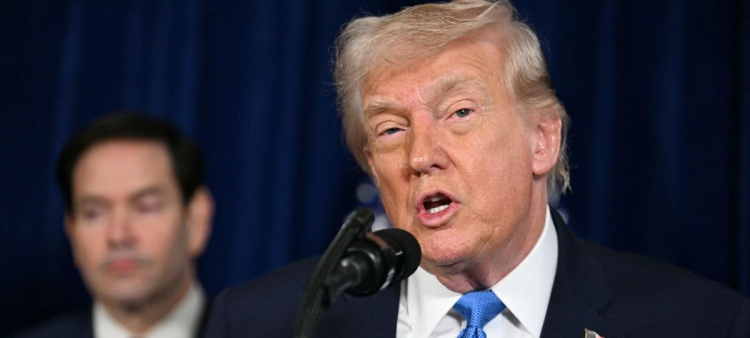 El presidente de Estados Unidos, Donald Trump, habla con la prensa mientras el secretario de Estado, Marco Rubio, observa las acciones militares estadounidenses en Venezuela, en su residencia de Mar-a-Lago en Palm Beach, Florida, el 3 de enero de 2026