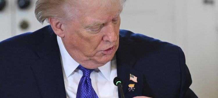 El presidente estadounidense Donald Trump muestra un pin en su solapa