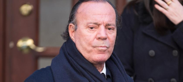 Dos exempleados de Julio Iglesias lo demandaron ante la justicia española tras denunciar, en una investigación periodística publicada el 13 de enero de 2026, presuntas agresiones y acoso sexual por parte del cantante español.