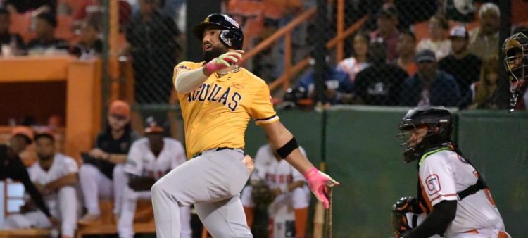 Ezequiel Durán al momento de conectar un hit.