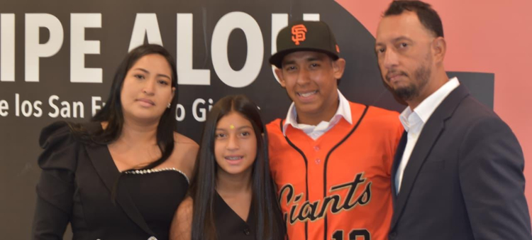 Luis Hernández y su familia el 15 de enero de 2026, el día que se concretizó su firma con los Gigantes de San Francisco.
