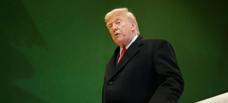 El presidente Donald Trump baja las escaleras después de una reunión durante la Reunión Anual del Foro Económico Mundial en Davos, Suiza.