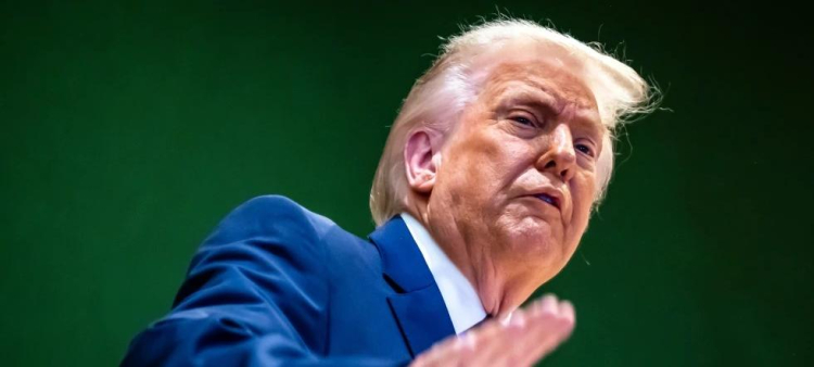 El presidente de Estados Unidos, Donald Trump, hace un gesto mientras sube una escalera tras la ceremonia de firma de su iniciativa Junta de Paz en la Reunión Anual del Foro Económico Mundial en Davos, Suiza.