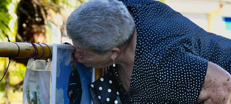 Felicita Velázquez, de 80 años, besa la imagen de su hija Ana Altagracia Figuereo Velázquez, fallecida en la tragedia de la discoteca Jet Set.