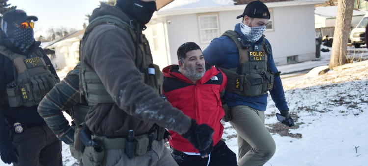 Agentes federales de inmigración detienen a un hombre durante una operación del Servicio de Inmigración y Control de Aduanas de Estados Unidos (ICE) y la Patrulla Fronteriza en St. Paul, Minnesota, el 27 de enero de 2026.