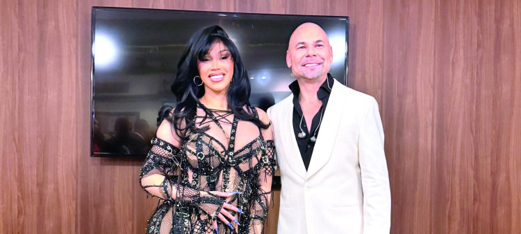 El músico El Prodigio previo a su show en el programa televisivo "Saturday Night Live" junto a la rapera Cardi B.