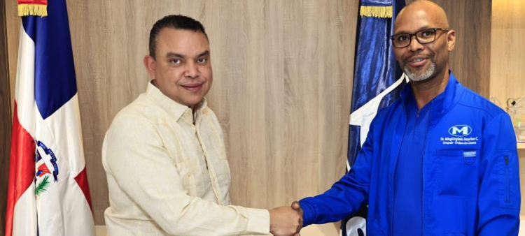 Julio Landrón y Mingkingüeis Maarlem durante el acto de juramentación