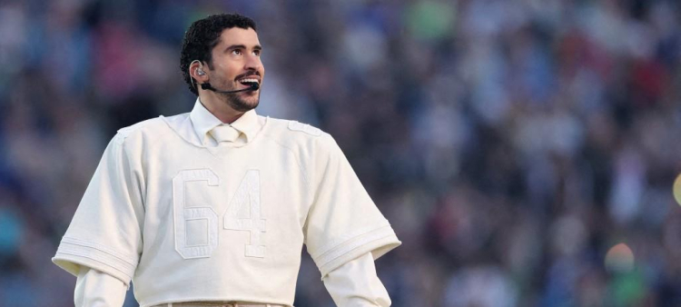 Bad Bunny en el escenario del espectáculo de medio tiempo del Super Bowl vestido de Zara.