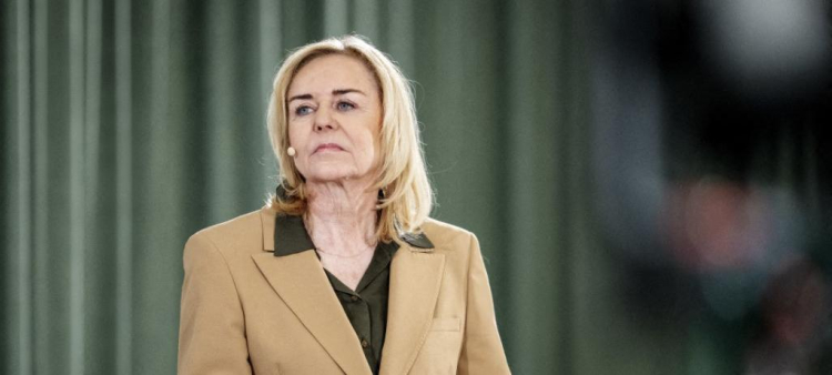 Mona Juul diplómatica noruega bajo investigación por vínculos en el caso Epstein.