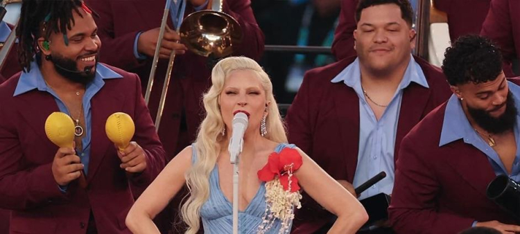 Lady Gaga usó un diseño de Luar durante su actuación en el Super Bowl, el 8 de febrero de 2025.