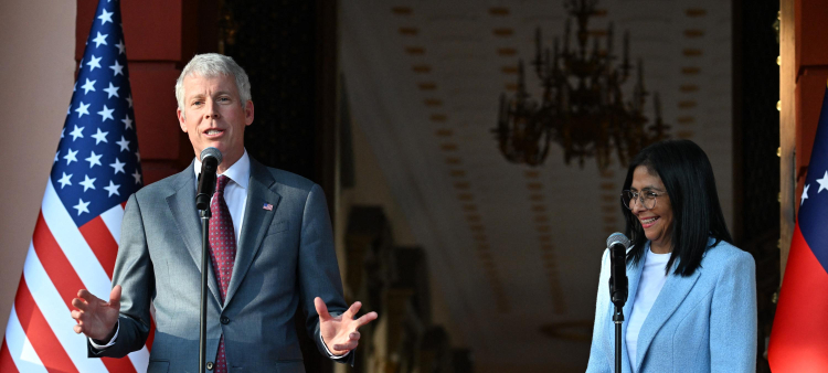 El secretario de Energía de Estados Unidos, Chris Wright (izq.), habla junto a la presidenta interina de Venezuela, Delcy Rodríguez, durante una conferencia de prensa después de una reunión en el Palacio Presidencial de Miraflores en Caracas el 11 de febrero de 2026.