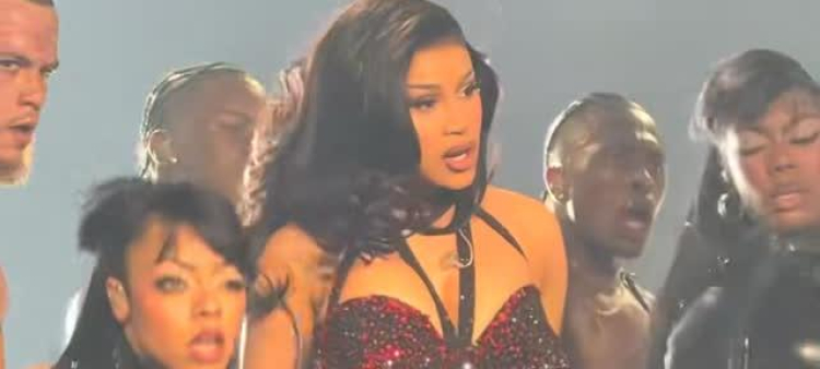 Cardi B durante su presentación en California, como parte de su gira “Little Miss Drama Tour 2026”.