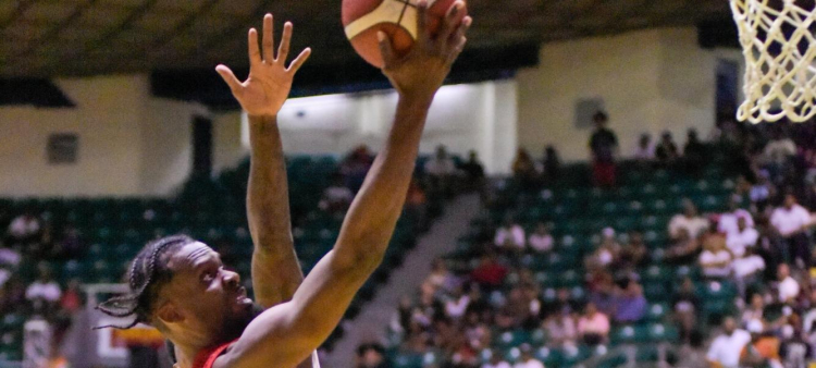 Juan Miguel Suero, del Plaza Valerio, se eleva en busca de un canasto en el partido frente al Cupes este 12 de febrero en el torneo de baloncesto superior de Santiago.