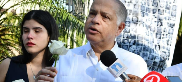 El endocrinólogo Yulino Castillo deja flor blanca a su esposa, Lourdes María Ricart Russo, quien falleció en la tragedia del Jet Set.