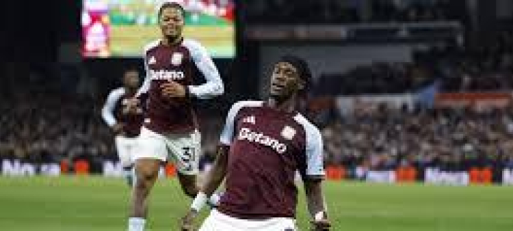 Tammy Abraham jugador suplente del Aston Villa celebra el gol que marcó para igualar las acciones.