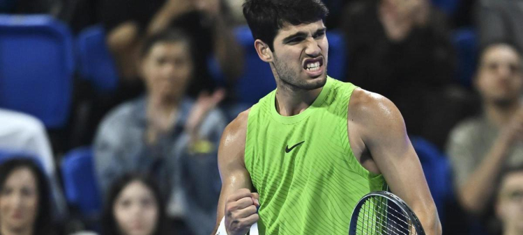 Carlos Alcaraz reacciona luego de marcar un punto en el partido en que venció al francés Arthur Fils.