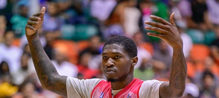 B.J. Fitzgerald, del Sameji, gesticula durante el partido frente a Plaza Valerio en la semifinal del torneo de baloncesto superior de Santiago, el 4 de marzo de 2026.