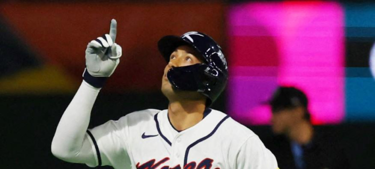 Shay Whitcomb, de Corea del Sur, recorre las bases tras pegar un jonrón en el partido frente a República Checa en el Clásico Mundial de Béisbol, el 5 de marzo de 2026.